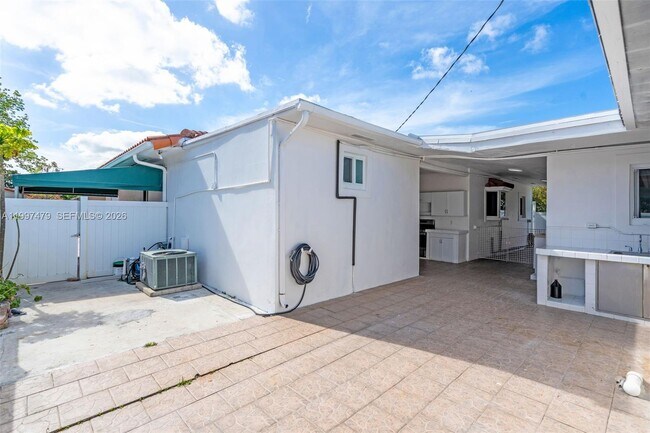 Building Photo - 201 SW 51st Ct