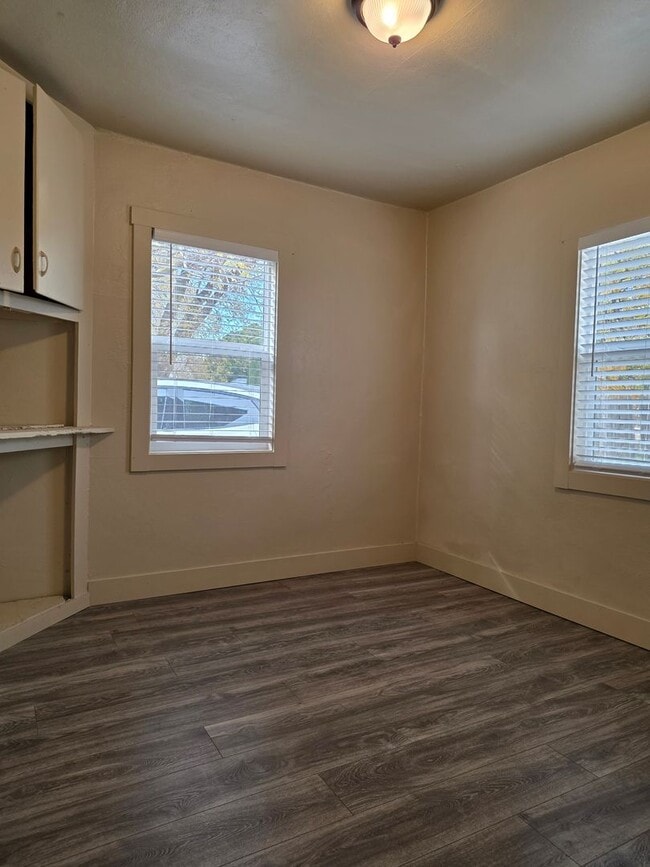 Building Photo - Cute 2 bedroom