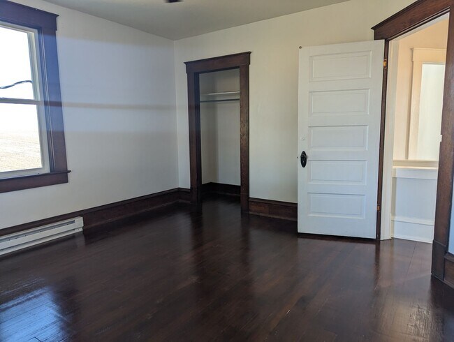 Building Photo - Stunning Remodeled Juliaetta Farm House