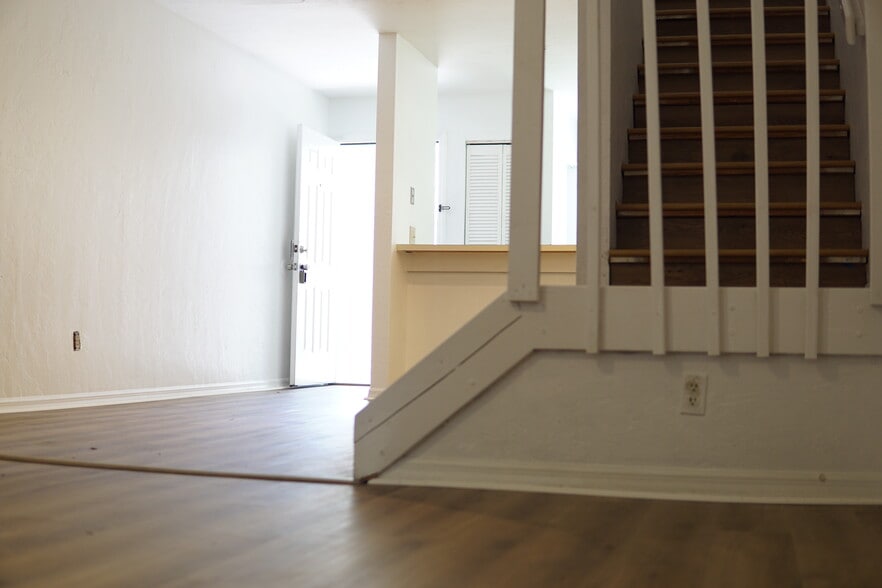 Building Photo - 807 SW 60th Ter