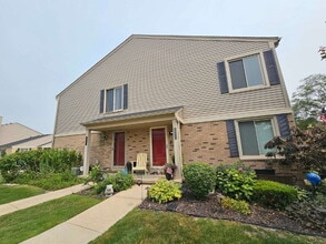 Building Photo - 2 Bedroom Condo with Vaulted Ceiling, Open Kitchen, Attached Garage in Desirable Clinton Township...