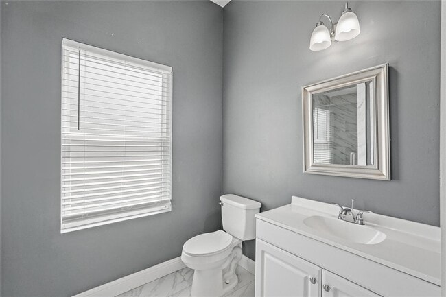 Building Photo - 2116 Bidwell Dr