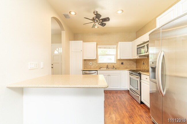 Building Photo - Fairways Edge, 3br/2.5ba w/yard (pets nego...
