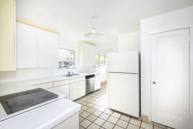 Building Photo - Spacious 3 Bed, 3 Bath Home in Excellent Location- Short Term Lease