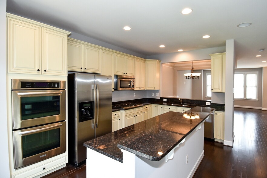 Building Photo - 2602 S Kenmore Ct
