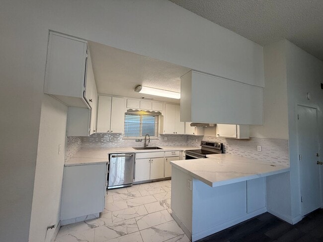 Building Photo - Two-bedroom single story in NW Modesto!