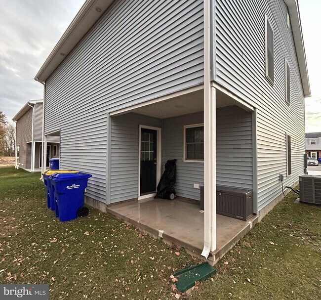 Building Photo - 45 Meadow Wood Ln