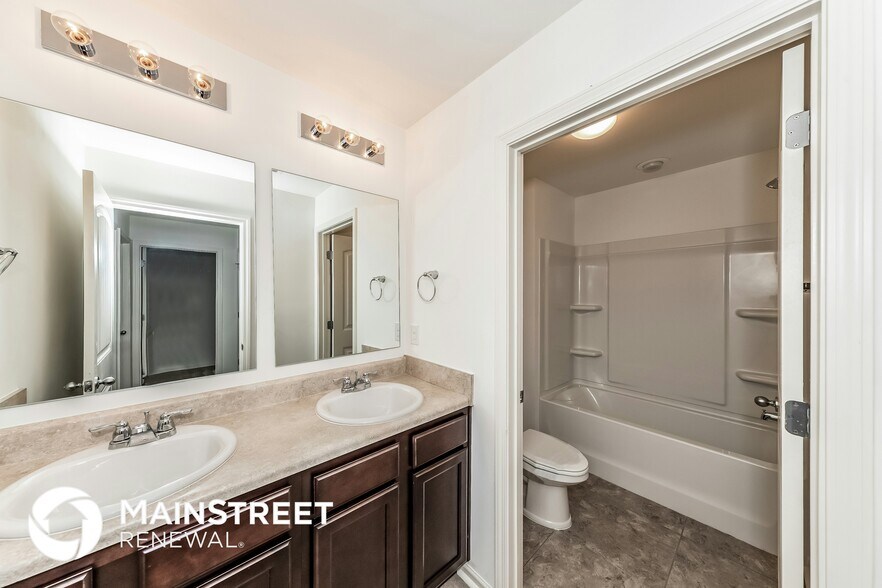 Building Photo - 940 Hawthorn Ln