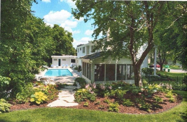 Building Photo - 7 Bedroom home near Cedar Lake