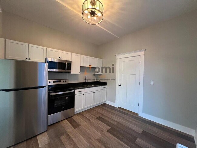 Building Photo - 509 E Commercial Ave