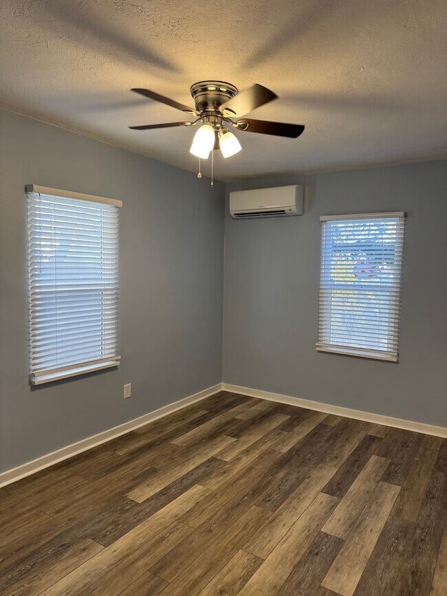 Building Photo - 316 Columbia Dr SE