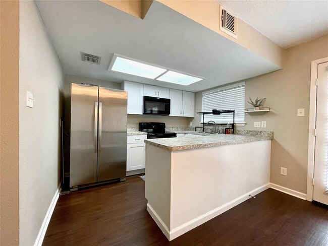 Building Photo - 11525 Beechnut St