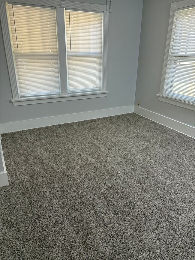 Building Photo - WALKING DISTANCE TO THE U OF A!!!
