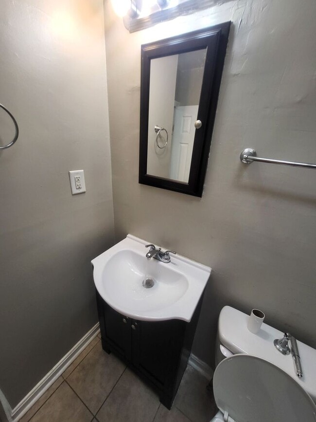 Building Photo - Row home for 1361/month!