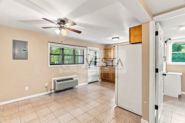 Building Photo - 121 Lyndhurst Dr