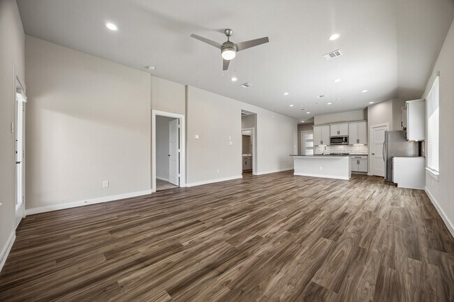 Building Photo - 22843 Castello Lakes Dr