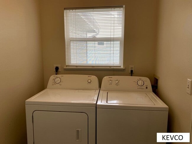 Building Photo - Spacious Townhouse with Central AC