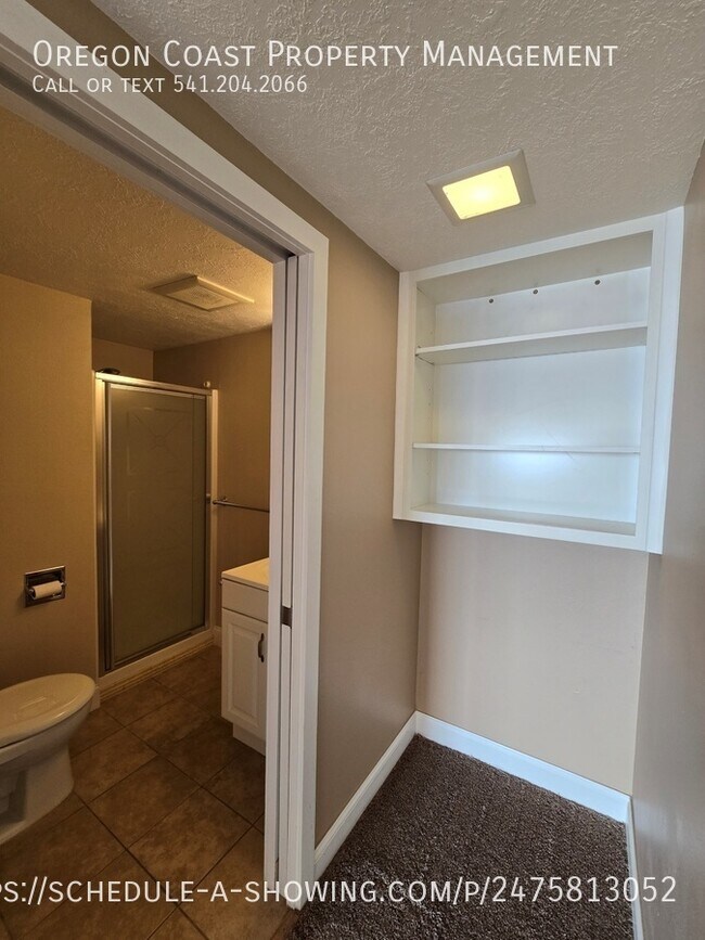 Building Photo - Ocean Views 1bed/1bath Upstairs Unit