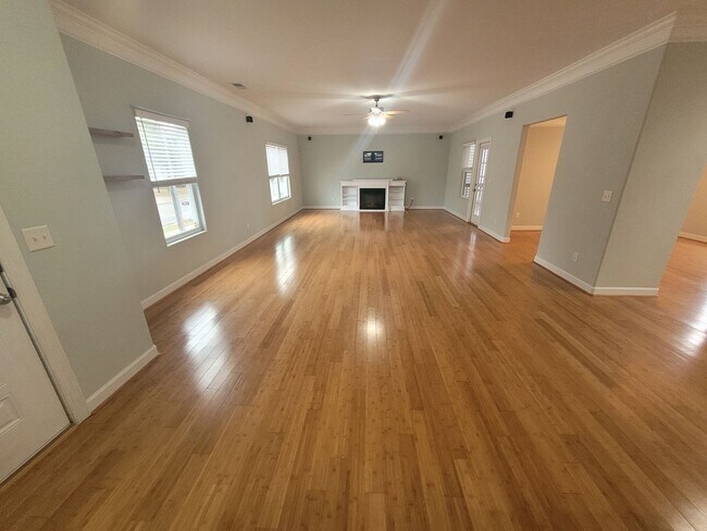 Building Photo - Stunning 4 Bedroom, 2.5 Bath Home Just 3 Blocks to Chesapeake Bay