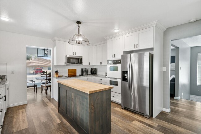 Building Photo - Unique & Fully Renovated Bloomington Home