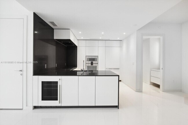 Building Photo - 300 Biscayne Blvd Way