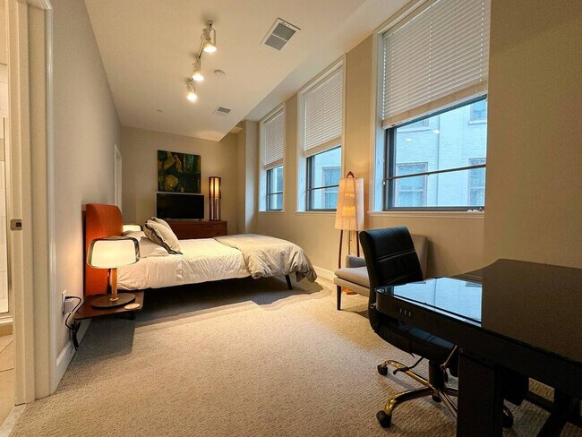 Building Photo - 256 E Main St