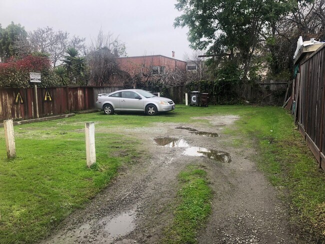 Building Photo - Remodeled top floor 1 Bd with hardwood flooring and spacious modern kitchen!