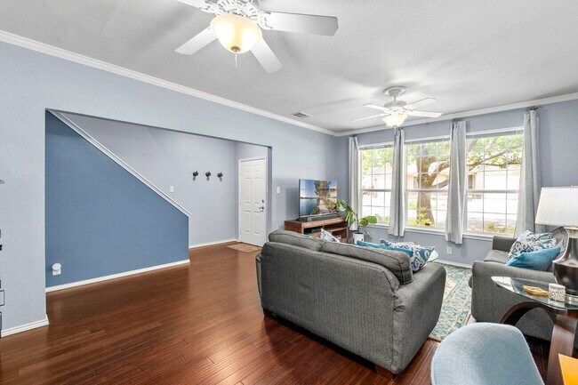 Building Photo - Stylish Townhome Living in Oak Creek