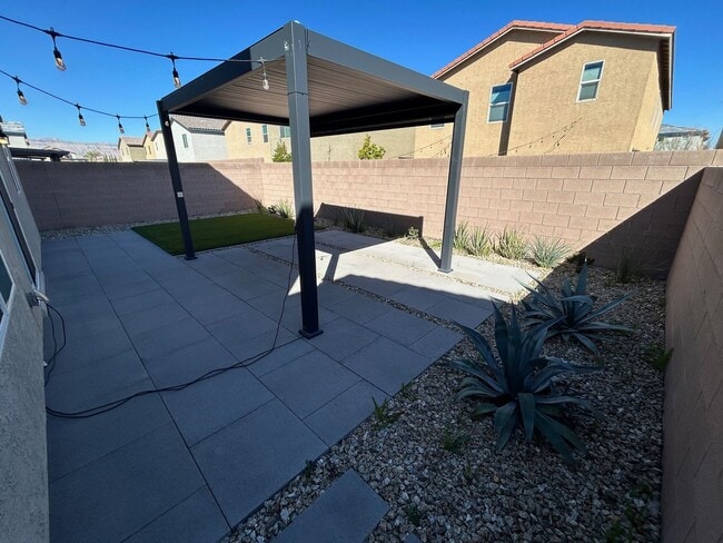 Building Photo - Gorgeous two-story home with 5 bedrooms and 3 bathrooms in a gated community