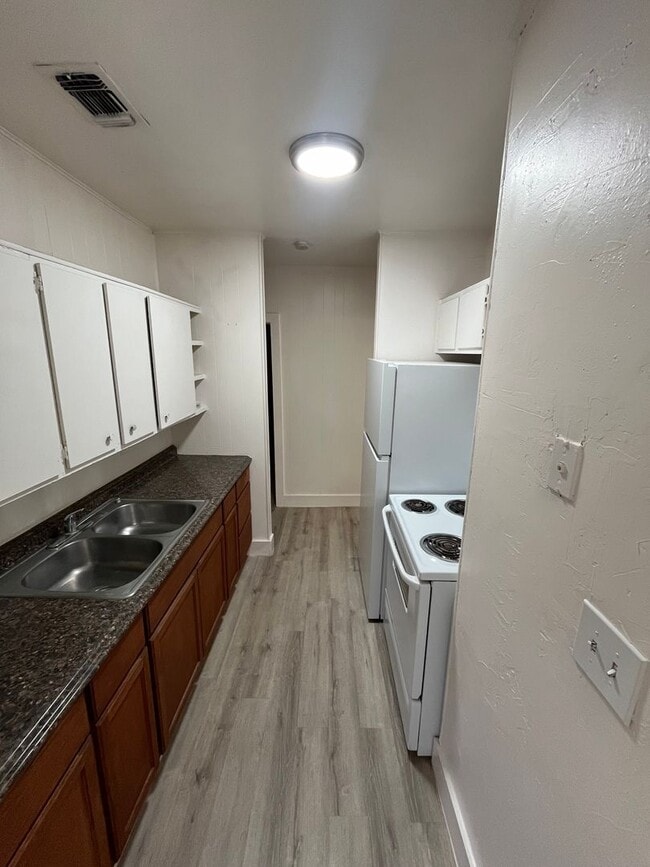 Building Photo - 2/1 with all major appliances two blocks f...