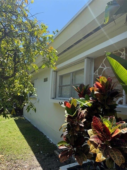 Building Photo - 2300 SW 24th St