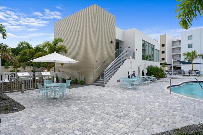 Building Photo - 1709 N Tamiami Trl