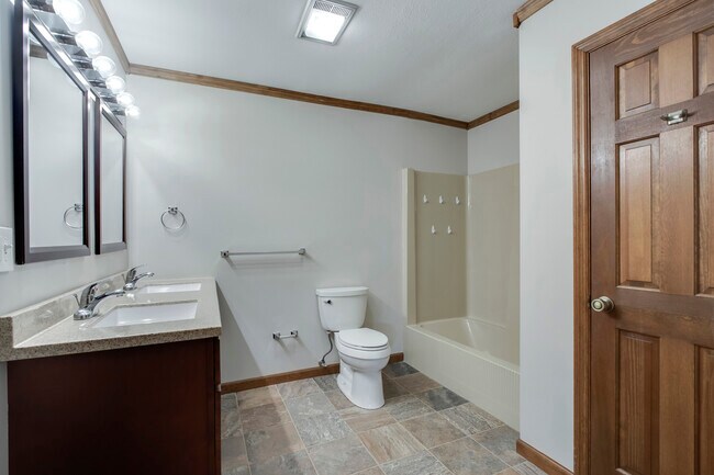 Building Photo - 702 W 6th Ave