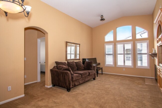 Building Photo - *REDUCED DEPOSIT* Beautiful 2 Bedroom / 2 ...