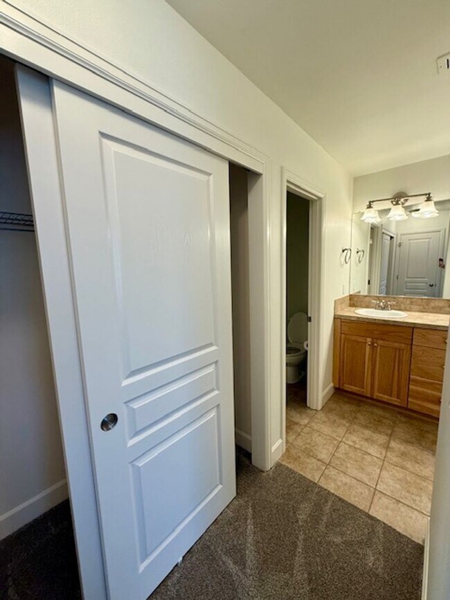 Building Photo - Beautifully renovated in NW Bend!  A/C!