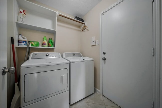 Building Photo - 9514 Trailing Moss Dr