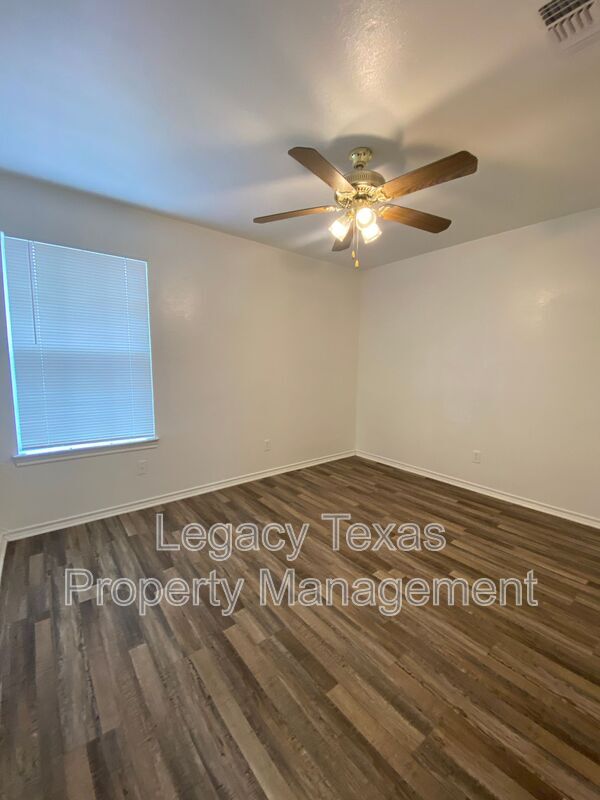 Building Photo - 705 Miracle Ln