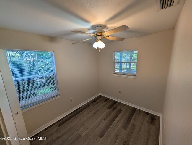 Building Photo - Large Rental Home with Inlaw quarters