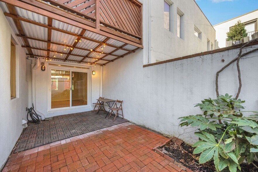Large private patio - 220 S Sartain St