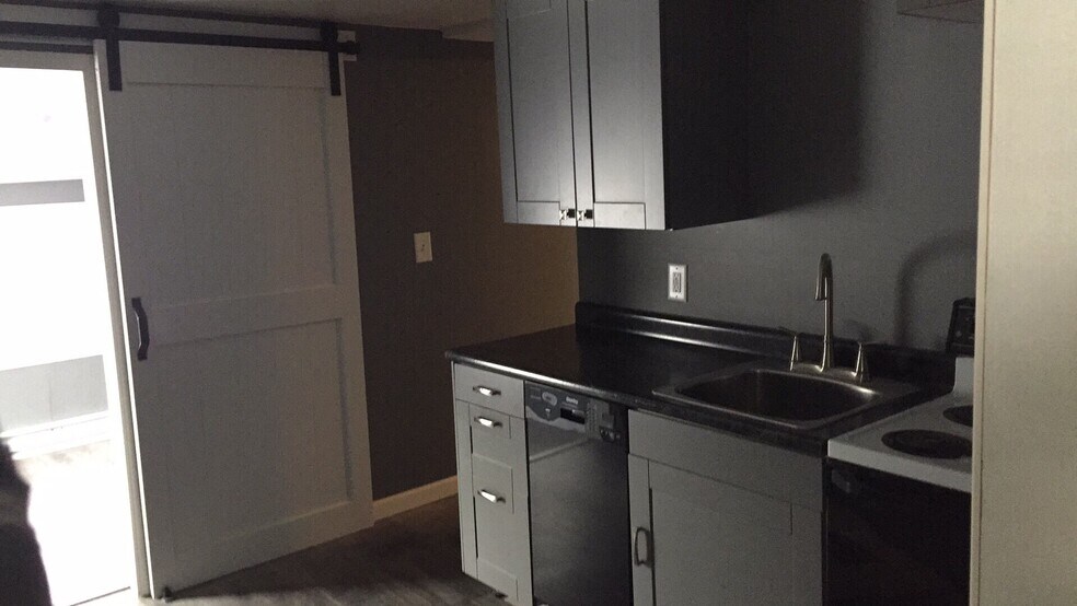 Kitchen - 836 Evergreen St