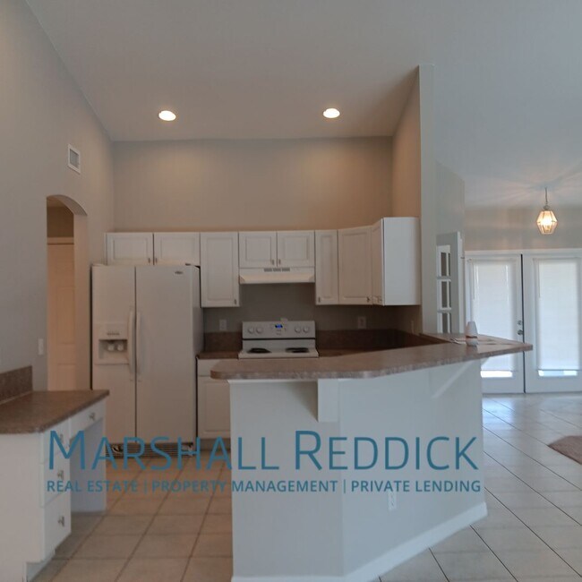 Building Photo - Pool Home 3 Bedroom,with a Den 2 Bath in d...