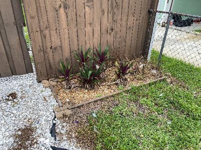 Building Photo - Excellent 2/1 Duplex in Desirable Area