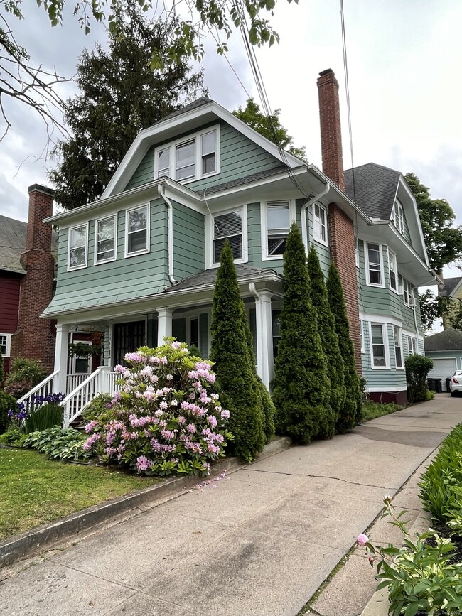 Building Photo - 1940 Chapel St