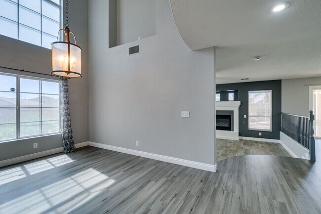 Building Photo - BEAUTIFUL POOL HOME W/RV