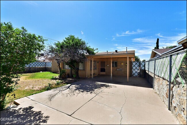 Building Photo - 5613 Creston Ave