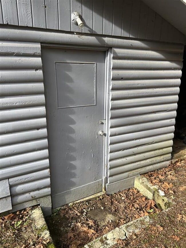 Building Photo - Two Bedroom One Bathroom House for Rent with Large Yard