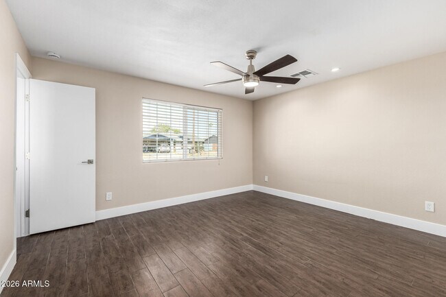 Building Photo - 7613 W Devonshire Ave