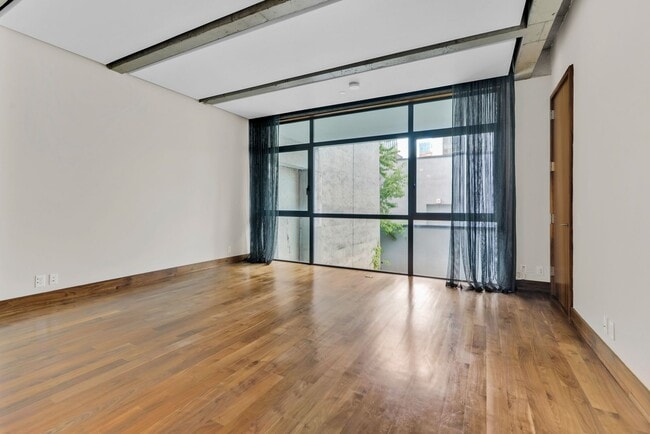 Building Photo - Impeccable Minimalist Design 4 bedroom 3 b...