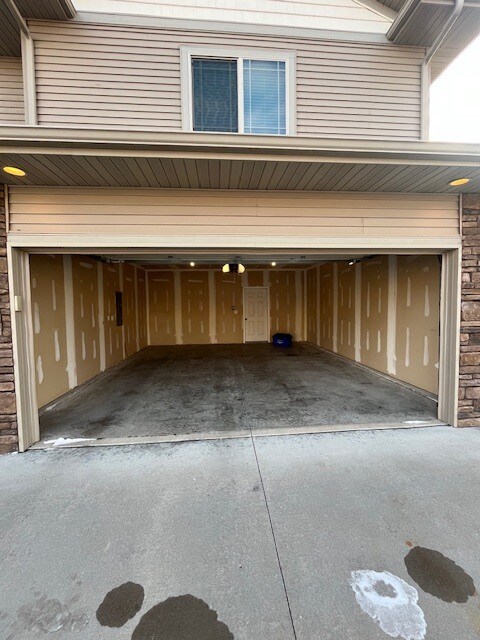 Building Photo - 27 Jaro Wy