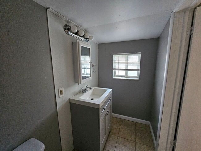 Building Photo - Spacious 2 bedroom 1 bath house for rent!